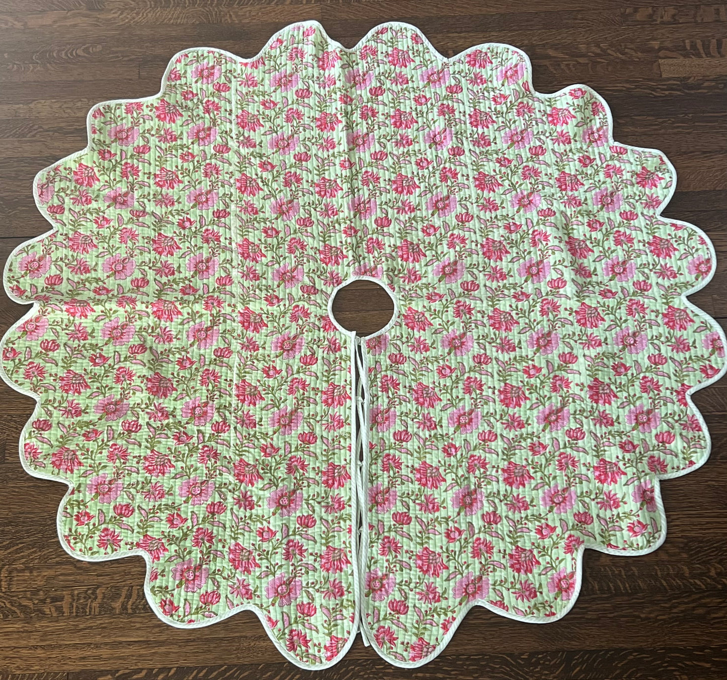 Christmas Tree Skirt - Mint Tea & Strawberry Scones