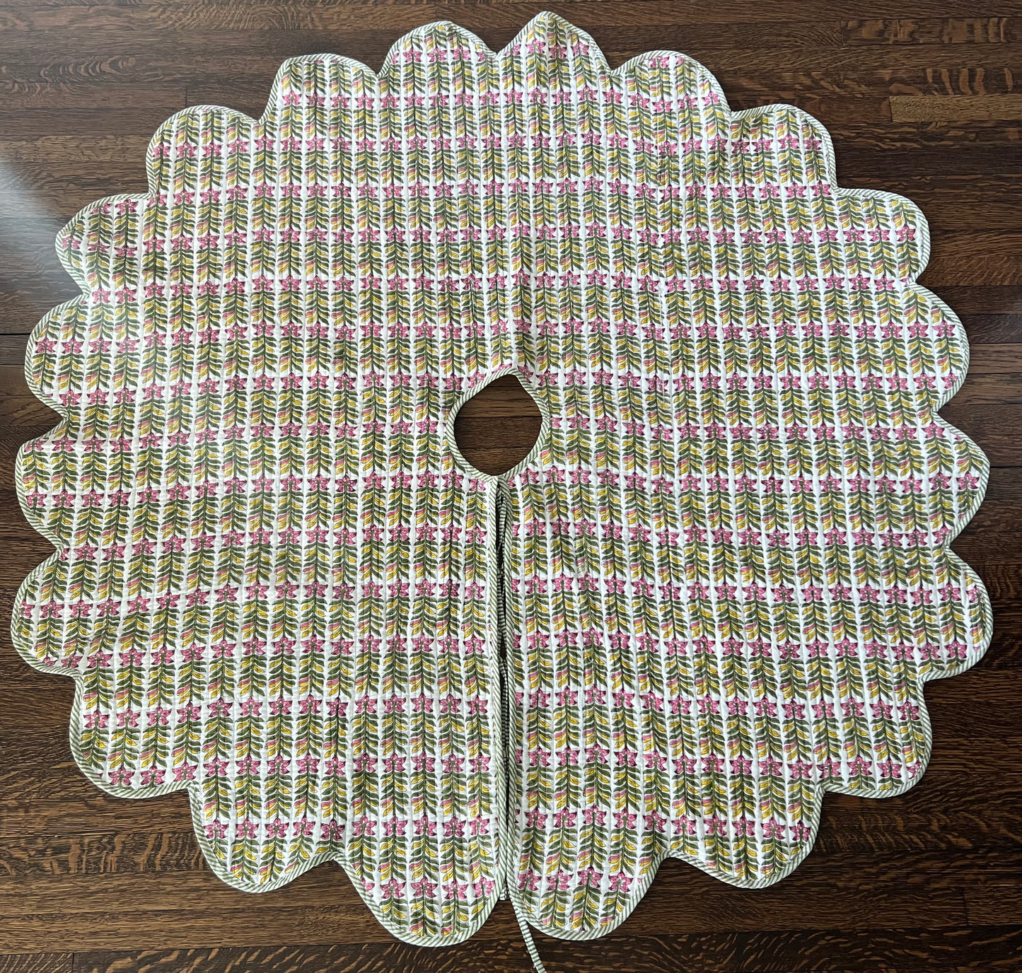 Christmas Tree Skirt - Gorgeous Garland